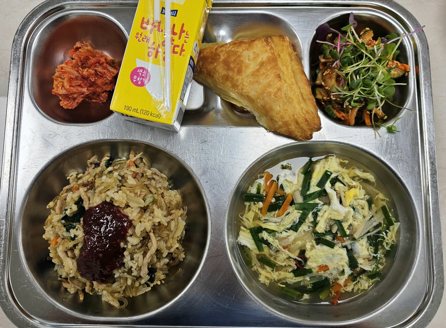 잡채비빔밥(5.6.10.13)&비빔밥고추장(5.6.13)
달걀실파국(1.5.6.9)
사과오이무침(5.6.13)
배추김치(9)
고구마데니쉬(1.2.5.6)
바나나우유(2)_이미지